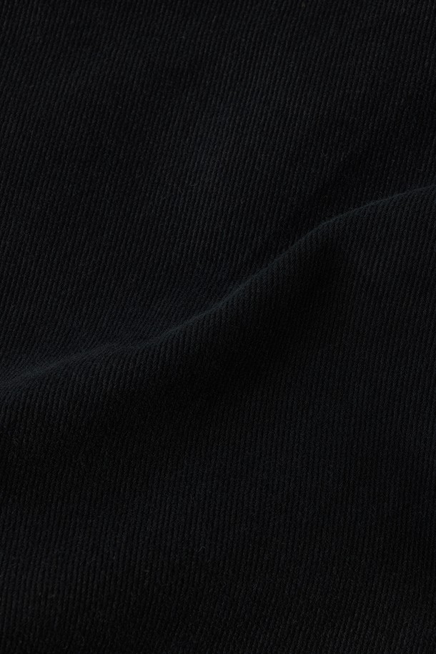 W 커브드 트라우저 - 블랙 (P253WPT402)는 일상에서 편안하게 착용하기 좋은 여성용 바지입니다. 밀도 높은 코튼 트윌 원단으로 제작되어 부드러운 촉감과 우수한 내구성을 자랑합니다. 캐주얼, 미니멀, 클래식 스타일을 모두 소화하며, 동네 마실룩이나 카페룩에 잘 어울립니다. 루즈핏의 텔렉스핏으로 볼륨감 있는 실루엣을 연출하며, 봄, 여름, 가을, 겨울 사계절 내내 활용 가능합니다. 블랙, 베이지, 브롬톤 세 가지 색상으로 출시되었습니다.
