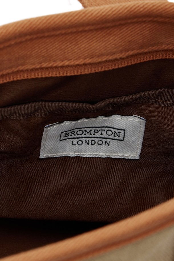 스몰 토트 백 - 베이지(P255ATO412)는 바이오 워싱 코튼 트윌 원단으로 제작되어 자연스러운 워싱 텍스처가 돋보이는 토트백입니다. 남성용으로, 베이지와 네이비 두 가지 컬러로 출시되었습니다. 가방 전면 자수 로고와 양쪽 바닥의 로고 메탈 스터드가 디자인 포인트이며, 2-way 사용이 가능해 크로스백 또는 토트백으로 활용할 수 있습니다. 스몰 사이즈의 사각형 디자인으로, 실용적인 수납공간과 넓은 개구부를 갖춰 데이트룩, 쇼핑룩, 동네 마실룩 등 다양한 TPO에 잘 어울립니다. 캐주얼, 미니멀, 클래식 스타일을 즐기는 분들께 추천합니다.
