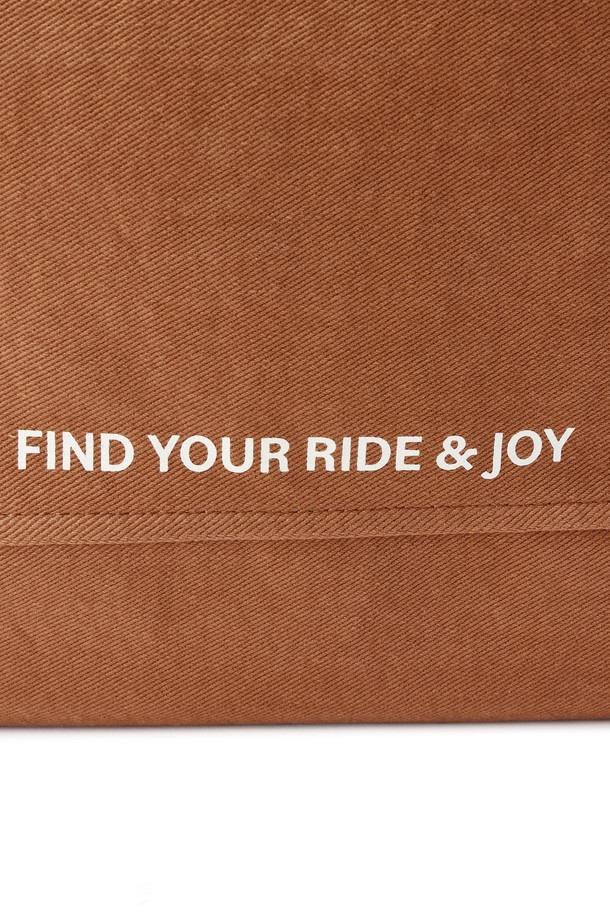 1975 로고 에코백 - ORANGE (P255ATO410)는 베이지와 오렌지 두 가지 색상으로 출시되었으며, 면과 폴리에스터 혼방 소재로 제작되어 부드러운 터치감과 뛰어난 내구성을 자랑합니다. 미디엄 사이즈의 사각 에코백으로, 로고 패턴과 D링 디자인이 돋보이며, 내부 텀블러 전용 포켓이 있어 수납 기능을 더했습니다. 일상생활에서 베이직하면서도 캐주얼한 스타일을 연출하기에 적합한, 바이오 워싱 처리된 남성용 에코백입니다.
