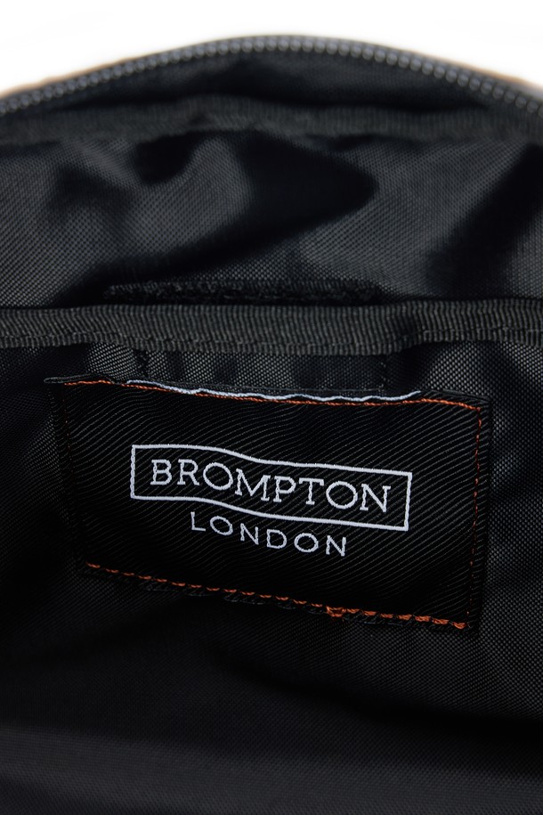 세련된 남성미를 더하는 6-쉐이프 링 디테일 크로스백 - 브라운 (P255ACR110)입니다. 미디엄 사이즈의 사각형 디자인으로, 나일론 소재를 사용하여 제작되었습니다. 숄더 스트랩과 지퍼형 잠금 방식으로 실용성을 높였으며, 6-쉐이프 링 디테일이 세련된 포인트를 더합니다. 미니멀, 시크, 클래식 스타일을 즐기는 남성분들께 출근룩, 비즈니스 캐주얼, 모임룩 등 다양한 TPO에 활용하기 좋습니다.
