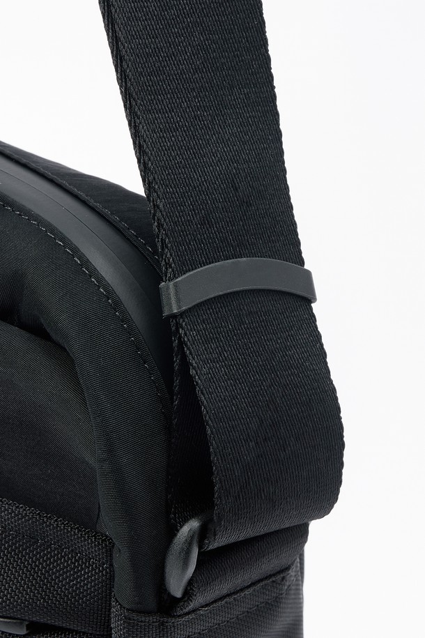 6-셰이프드 링 디테일 크로스 백 - 블랙 (P255ACR110)은 미니멀, 캐주얼, 시티보이 스타일을 위한 남성용 크로스백입니다. 나일론과 폴리에스테르 소재로 제작되어 튼튼하며, 여행룩과 출근룩에 모두 잘 어울립니다. 블랙 및 브라운 두 가지 색상으로 출시되었으며, 사각형 모양에 링 디테일이 포인트입니다. 컴팩트한 디자인으로 다수의 수납공간과 앞면 지퍼 포켓을 갖춰 실용성을 더했으며, 레이저 각인 로고와 오렌지색 바택으로 디자인의 완성도를 높였습니다. 6-셰이프드 링 디테일 크로스 백은 재귀 반사 기능을 통해 야간에도 안전하게 사용할 수 있으며, 지퍼형 잠금 방식으로 소지품을 안전하게 보호합니다.
