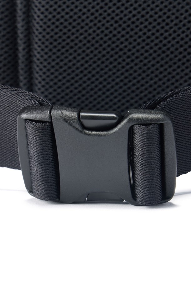 BIKE 웨이스트 백 - D/네이비 (P255ABB163)는 사이클, 바이크, 일상생활에서 활용하기 좋은 웨이스트 백입니다. 남성용으로, 네이비 컬러에 무지(무늬 없음) 디자인으로 제작되었습니다. 나일론과 폴리에스테르를 사용하여 내구성이 뛰어나며, 미디엄 사이즈의 사각 형태로 제작되었습니다. 방수, 재귀반사, 통기, 경량 기능을 갖춰 활동성을 높여주며, 에어 메쉬 등판과 사이드 메쉬 포켓, 흔들림 방지 스트랩, 물병 수납이 가능한 것이 특징입니다. 스포티, 미니멀, 캐주얼 스타일을 연출하며, 러닝룩과 여행룩에 매치하기 좋습니다.
