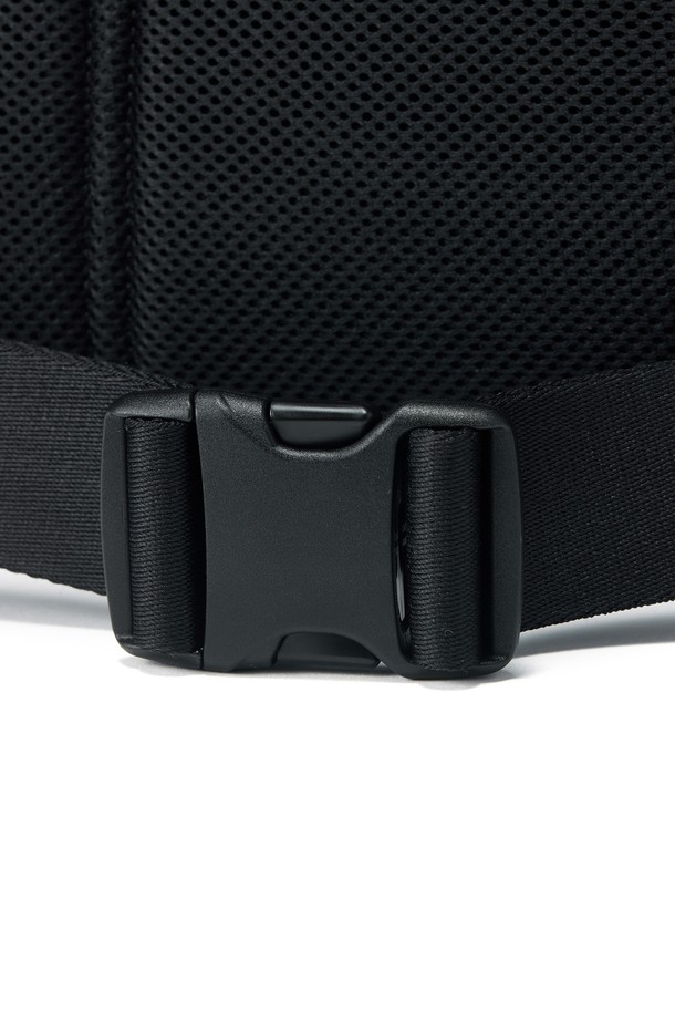 ## BIKE 웨이스트 백 - 블랙 (P255ABB163)

자전거, 일상, 아웃도어 활동에 적합한 남성용 웨이스트 백입니다. 블랙과 네이비 두 가지 색상으로 출시되었으며, 넉넉한 수납공간의 미디엄 사이즈입니다. 방수, 통기, 재귀반사 기능을 갖춘 나일론, 폴리에스테르 혼방 소재를 사용하여 제작되었습니다. 사각 형태에 메쉬 사이드 포켓, 에어메쉬 등판, 오렌지 바택 디테일, 물병 수납이 가능한 디자인으로 실용성을 더했습니다. 지퍼형 잠금 방식으로 소지품을 안전하게 보관할 수 있으며, 미니멀, 스포티한 스타일을 연출하기 좋습니다.
