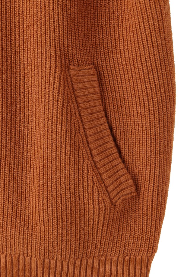 HOOD(후드) HYBRID(하이브리드) CARDIGAN(가디건) - ORANGE(오렌지) (P254UCD432)는 남성용 후드 하이브리드 가디건입니다. 오렌지 및 네이비 컬러로 출시되었으며, 나일론, 아크릴, 울, 폴리에스테르를 혼방하여 제작되었습니다. 울 소재의 탈부착 가능한 후드와 캐시미어 블렌딩으로 부드러운 촉감을 선사하며, 가을, 겨울철 일상 및 산책룩에 적합합니다. 레귤러핏의 긴소매 디자인으로, 무지 패턴과 중간 두께감으로 캐주얼하면서도 베이직한 스타일을 연출합니다. 보온 기능과 필링을 최소화하여 편안하게 착용할 수 있습니다.
