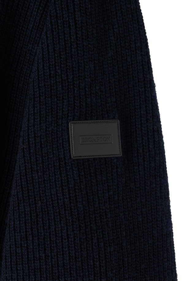 HOOD 하이브리드 가디건 - 네이비 (P254UCD432)는 남성용 후드 하이브리드 가디건으로, 캐주얼 및 베이직 스타일을 추구하는 분들을 위한 제품입니다. 네이비와 오렌지 컬러로 출시되었으며, 봄, 가을, 겨울 세 계절 모두 착용 가능합니다. 나일론, 아크릴, 울, 폴리에스터 등 다양한 소재를 혼방하여 제작되었으며, 특히 울 소재 탈부착 후드로 다양한 스타일 연출이 가능합니다. 레귤러핏에 두꺼운 두께감, 부드러운 촉감으로 편안한 착용감을 제공하며, 캐시미어 블렌딩으로 고급스러운 느낌을 더했습니다. 일상, 산책, 여행 등 다양한 TPO에 활용할 수 있는 실용적인 아이템입니다.
