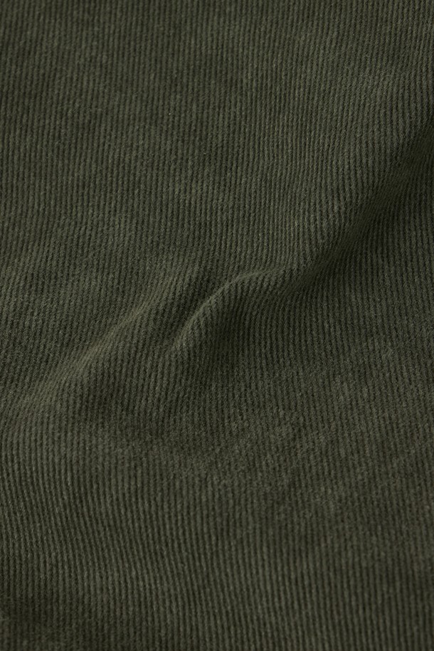 카키 색상의 DENIM ZIP-UP 재킷 (데님 집업 재킷)입니다. 남성용으로, 미니멀, 스트릿 스타일을 모두 소화할 수 있습니다. 봄, 여름, 가을, 겨울 사계절 내내 착용 가능하며, 데이트룩, 모임룩에 적합합니다. 세미 오버핏으로 편안하게 착용할 수 있으며, 2-WAY 지퍼와 가슴 지퍼 포켓 디테일이 특징입니다. 색 빠짐 방지 데님 원단과 등판 1975 자수, 매칭 데님 팬츠와 세트로 코디할 수 있습니다.
