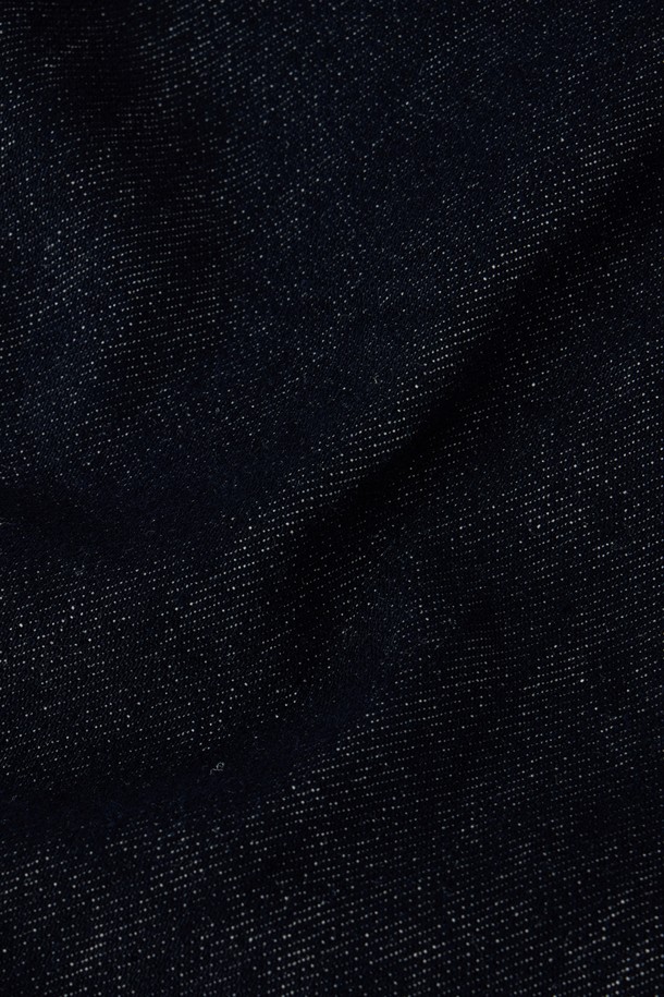 **데님 집업 재킷 - 인디고 (P253MJK461)**

남성용 데님 재킷입니다. 인디고와 카키 두 가지 색상으로 출시되었으며, 봄, 가을, 겨울 계절에 착용하기 좋습니다. 미니멀하고 캐주얼한 스타일을 연출할 수 있으며, 두꺼운 면 소재로 제작되어 뻣뻣한 촉감을 줍니다. 세미오버핏으로 편안하게 착용 가능하며, 긴 소매와 집업 여밈 방식을 갖추었습니다. 2-WAY 지퍼, 가슴 지퍼 포켓, 등판 1975 자수 장식이 특징이며, 매칭 데님 팬츠와 세트 연출도 가능합니다. 데이트룩 또는 겨울 데일리룩으로 활용하기 좋습니다.
