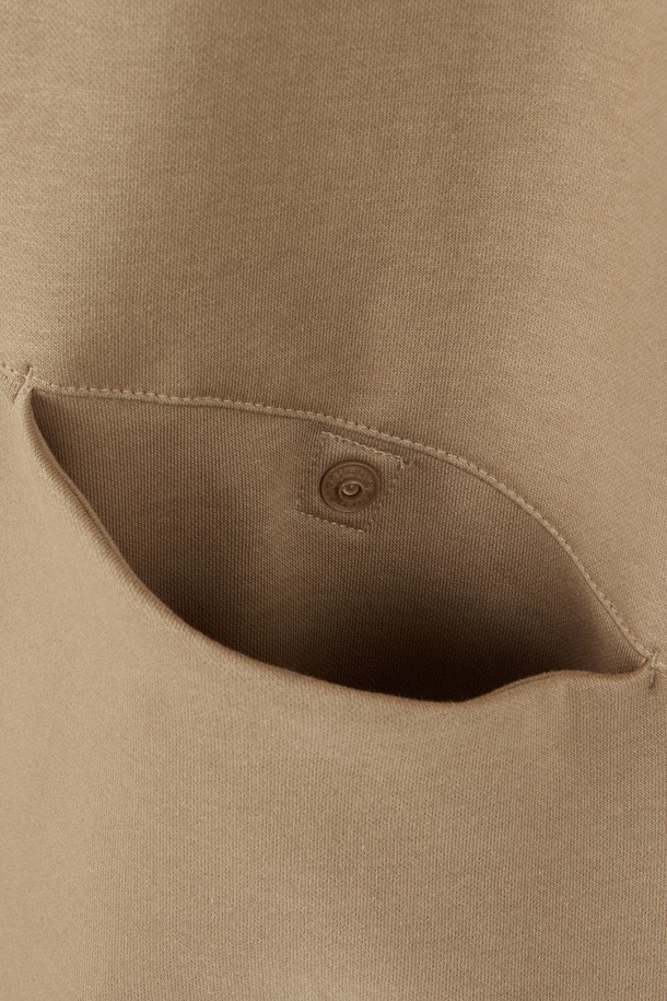 REFLECTIVE JERSEY HOOD - BEIGE (P253UHD162)는 스포티, 캐주얼, 고프코어 스타일을 아우르는 공용 후드 티셔츠입니다. 봄, 가을에 어울리는 중간 두께감의 오버핏으로, 일상 및 아웃도어 활동에 적합합니다. 베이지 및 네이비 컬러로 출시되었으며, 면, 폴리에스테르, 나일론, 폴리우레탄 혼방 소재로 제작되어 부드러운 촉감을 선사합니다. 자전거 핸들바 모양의 앞 포켓 디자인과 대비색상 후드 액센트, 리플렉티브 자수 디테일이 특징이며, 재귀반사 기능을 갖춰 야간에도 안전하게 착용할 수 있습니다. 산책, 캠핑, 가을 나들이룩에 활용하기 좋습니다.
