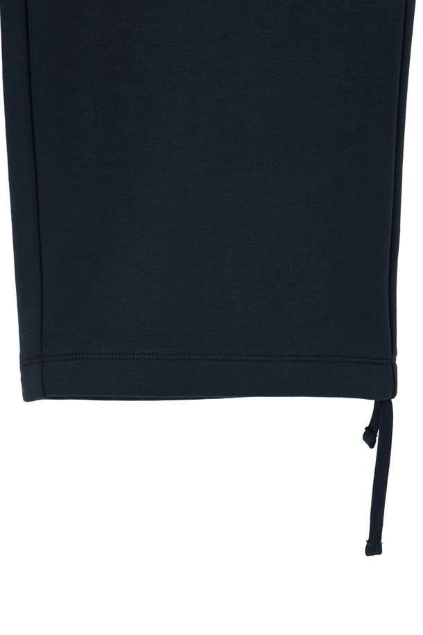 리플렉티브 저지 트라우저 - D/네이비 (P253UPT162)는 봄, 가을 시즌에 적합한 조거핏 긴 바지입니다. 면, 폴리에스터, 나일론 혼방 소재로 제작되어 탄탄한 촉감을 선사하며, 신축성이 있어 편안하게 착용 가능합니다. D/네이비 컬러의 무지 패턴에 루즈핏 디자인으로 스포티, 캐주얼, 미니멀 스타일을 연출합니다. 우븐 배색 포켓, 우븐 패치 디테일, 밑단 스트링, 자전거 자수 포켓, 신축성 허리밴딩 등의 디테일이 돋보이는 제품입니다. 일상, 사이클, 동네 마실룩, 여행룩, 피트니스룩 등 다양한 TPO에 활용할 수 있습니다.
