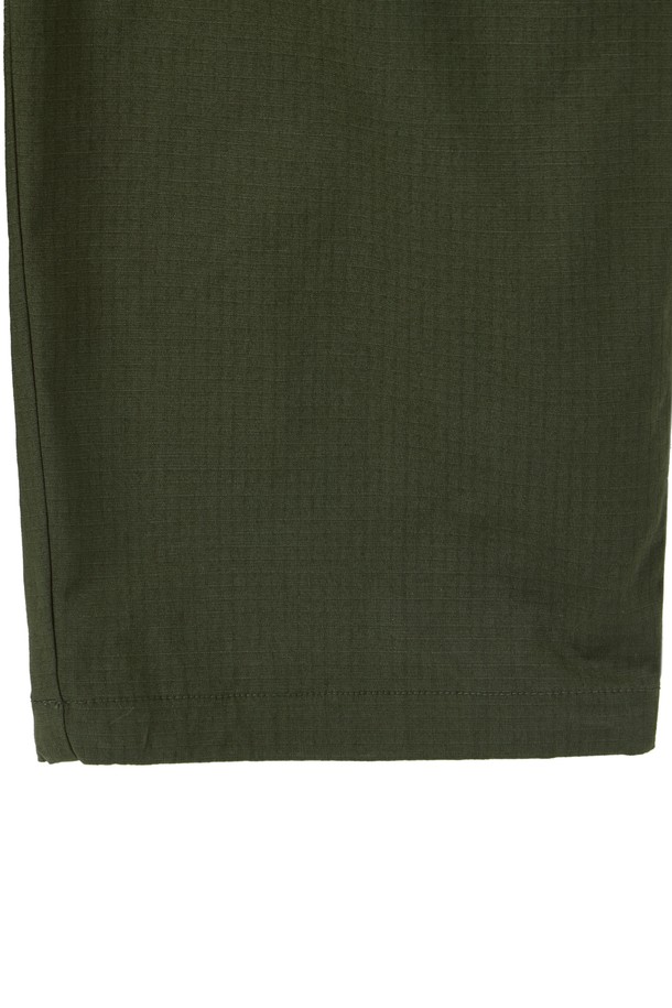 코튼 립스탑 밴딩 트라우저 - 카키 (P253MPT402)는 워크샵룩과 캠핑룩에 잘 어울리는 캐주얼 스타일의 와이드핏 긴바지입니다. 고밀도 코튼 혼방 소재와 내구성이 좋은 립스탑 원단을 사용하여 봄, 여름, 가을, 겨울 사계절 모두 착용 가능합니다. 밴딩 처리로 편안한 착용감을 제공하며, 허리와 밑단 조절이 가능하여 활동성을 높였습니다. 원턱 디자인으로 캐주얼하면서도 미니멀한 분위기를 연출합니다.
