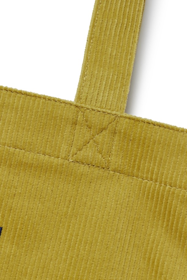 **코듀로이 에코 백 - 머스타드 (P255ATO413)**

부드러운 촉감의 코듀로이, 면, 폴리에스테르 혼방 소재로 제작된 '코듀로이 에코 백'입니다. 머스타드와 네이비 두 가지 색상으로 출시되었으며, 사각 형태의 미디엄 사이즈 에코백입니다. 심플한 디자인에 자수 로고와 메탈 D링으로 포인트를 주었으며, 넉넉한 수납을 위한 내부 지퍼 포켓이 있습니다. 가을, 겨울 시즌, 여행룩, 가을 나들이룩, 겨울 데일리룩 등 다양한 TPO에 맞춰 베이직, 캐주얼, 미니멀 스타일로 연출하기 좋습니다.
