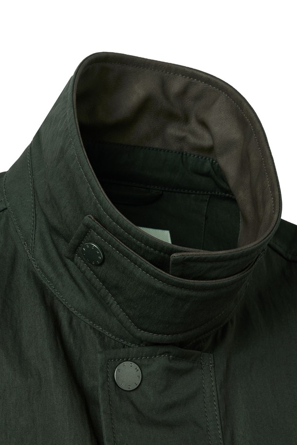 GREENFORD MIDI JACKET - D/GREEN(그린포드 미디 재킷 - D/그린, P253UJK420)은 밀리터리 무드의 캐주얼 스타일 필드 재킷입니다. 봄, 가을, 겨울에 착용하기 좋으며, 오버핏으로 편안한 착용감을 제공합니다. 무지 디자인에 중간 두께감으로 다양한 스타일 연출이 가능합니다. 4개의 실용적인 앞 포켓과 허리 스트링 디테일이 돋보이며, 이너 제품 P254UPD430과 호환되어 더욱 실용적입니다. 동네 마실룩, 여행룩, 가을 나들이룩 등 다양한 TPO에 캐주얼, 클래식, 미니멀 스타일로 활용하기 좋습니다.
