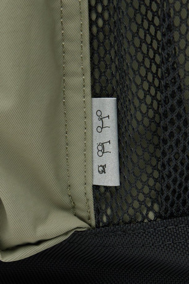 **REFLECTIVE BACKPACK - 카키 (P255ABG101)**

가볍고 실용적인 남녀공용 미디엄 사이즈 백팩입니다. 부드러운 나일론 REGEN 원단을 사용하여 편안한 착용감을 제공하며, 사각 형태에 카키 컬러, 무지 패턴으로 미니멀한 스타일을 연출합니다.  반사 기능과 방수 기능이 있어 일상 및 아웃도어 활동에 적합하며, 탈착 가능한 체스트 벨트와 양 사이드 메쉬 물병 포켓, 내부 노트북 포켓, 전면 투포켓, 앞포켓 내부 브랜드 포켓 등 다양한 수납공간을 갖추고 있습니다. 캐주얼, 미니멀, 고프코어 스타일의 여행룩을 완성해보세요.
