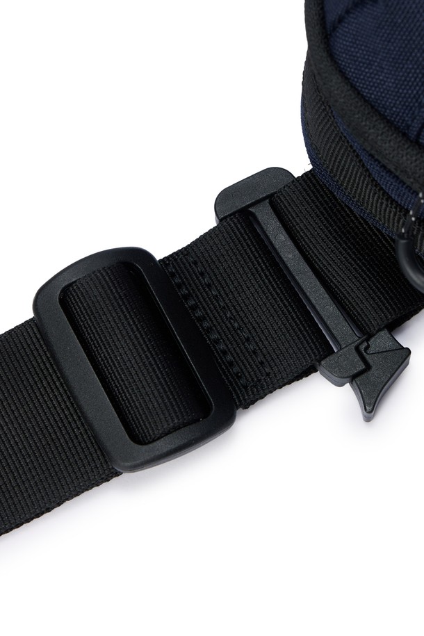 바이시클 미니백 - D/네이비 (P255ABB150)는 남성을 위한 미니 사이즈 가방입니다. 네이비 컬러의 폴리에스터와 나일론 소재로 제작되었으며, 로고 패턴과 반사 프린트 디자인이 특징입니다. 방수 기능과 패커블 디자인으로 실용성을 더했으며, 사이즈 조절이 가능합니다. 메쉬 소재 보강, 후면 지퍼, 가슴 벨트, 내부 수납 포켓, 프론트 브롬톤 로고가 돋보이며, 지퍼형 잠금 방식으로 내용물을 안전하게 보호합니다. 바이크 및 일상 용도로 사용하기 좋으며, 리플렉티브 프린트 적용으로 야간 시인성을 높였습니다.
