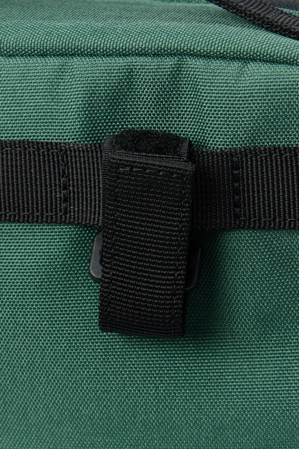 BICYCLE 미니백 - 그린 (P255ABB150)은 남녀 모두 착용 가능한 미니백입니다. 가볍고 얇은 두께감의 나일론과 폴리에스터 혼방 소재로 제작되었으며, 사각형 디자인에 무지 패턴으로 미니멀한 스타일을 연출합니다. 전면 포켓과 후면 관통 지퍼, 메쉬 소재 보강, 체스트 벨트 등의 실용적인 기능성을 갖추었습니다. 야외 활동, 데일리, 액티브 활동에 적합하며, 여행룩 연출에도 활용하기 좋습니다. 봄, 여름, 가을, 겨울 사계절 모두 착용 가능합니다.
