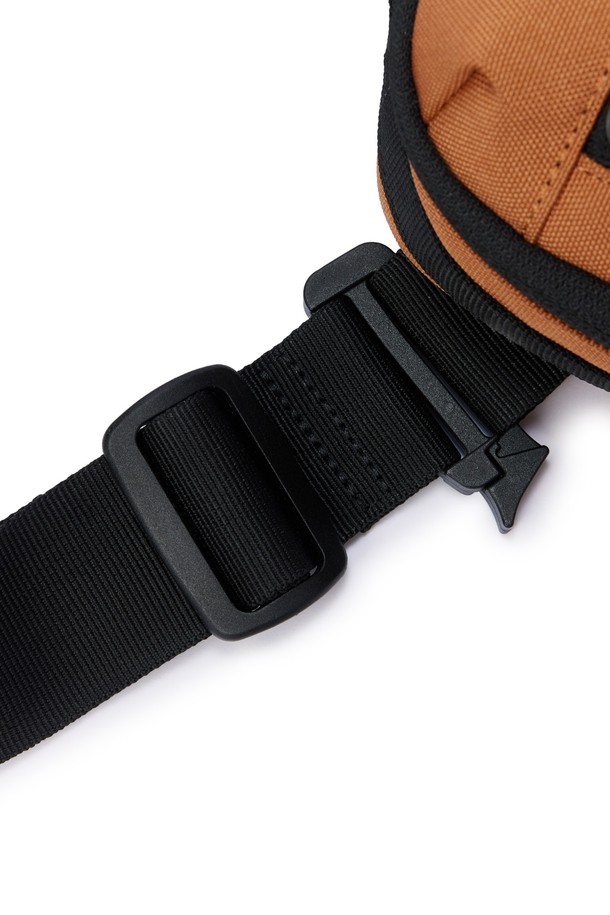 BICYCLE 미니백 - 오렌지 (P255ABB150)는 남녀 모두에게 잘 어울리는 미니백입니다. 나일론과 폴리에스터 소재로 제작되어 내구성이 뛰어나며, 얇은 두께와 사각 형태의 디자인이 특징입니다. 오렌지 컬러에 리플렉티브 로고와 메쉬 포켓으로 포인트를 주어, 캐주얼, 미니멀, 스포티한 스타일을 연출하기 좋습니다. 패커블 기능과 넉넉한 수납 공간, 체스트 벨트, 그리고 트렌디한 디자인으로 야외 활동, 일상, 액티브한 활동에 적합합니다. 지퍼형 잠금 방식이며, 신축성은 거의 없습니다.
