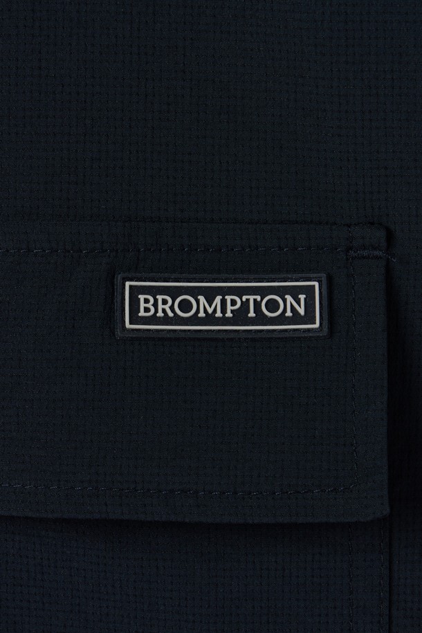 AIRO(에어로) 시어서커 하프 슬리브 섕킷 - 네이비 (P252MJK188)는 캐주얼, 스포티, 미니멀 스타일을 모두 아우르는 남녀 공용 여름 숏 재킷입니다. 얇고 부드러운 시어서커 소재로 제작되어 통기성이 뛰어나며, 레저, 일상, 사이클 활동 시에도 쾌적하게 착용할 수 있습니다. 반소매 기장과 버튼 여밈, 레귤러 핏으로 편안한 착용감을 제공하며, 백넥 패커블 스트랩과 백요크 라인 반사 소재, 외부 포켓 디테일이 특징입니다. 여행룩 연출에도 적합하며, 신축성과 패커블 기능을 갖춰 활동성을 높였습니다.
