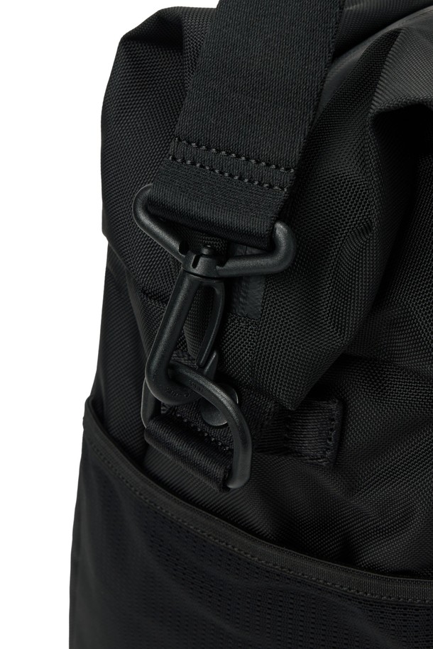 브롬톤 트래블 백 (BROMPTON TRAVEL BAG) - 블랙 (P255ABB151)은 일상과 레저, 자전거 활동에 모두 적합한 가방입니다. 블랙과 그레이 컬러, 미디엄 사이즈로 출시되었으며, 나일론과 폴리에스테르 소재를 사용하여 내구성이 뛰어납니다. 사각 모양에 브롬톤 로고 버클과 오렌지 라벨 포인트가 돋보이며, 벨크로형 잠금 방식으로 편리하게 사용할 수 있습니다. 15.7L의 넉넉한 볼륨으로 헬멧 수납이 가능하며, 크로스백과 토트백으로 활용 가능한 실용적인 디자인입니다.
