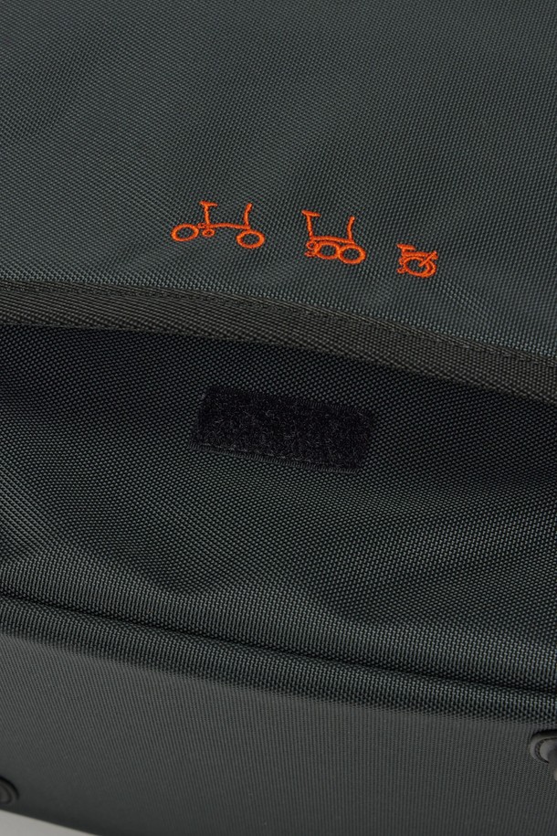 브롬톤 트래블 백 - C/그레이는 미디엄 사이즈, 무지 패턴의 남성용 가방입니다. 나일론과 폴리에스테르 소재로 제작되었으며, 사각형 모양에 브롬톤 로고 버클과 오렌지 라벨 디테일로 포인트를 주었습니다. 분리형 스트랩과 벨크로 잠금 방식, 헬멧 수납 기능이 있어 일상, 아웃도어, 통근 등 다양한 용도로 활용 가능합니다. 15.7L 용량으로 넉넉한 수납 공간을 제공하며, 미니멀, 캐주얼, 시티보이 스타일의 출근룩에 잘 어울립니다.
