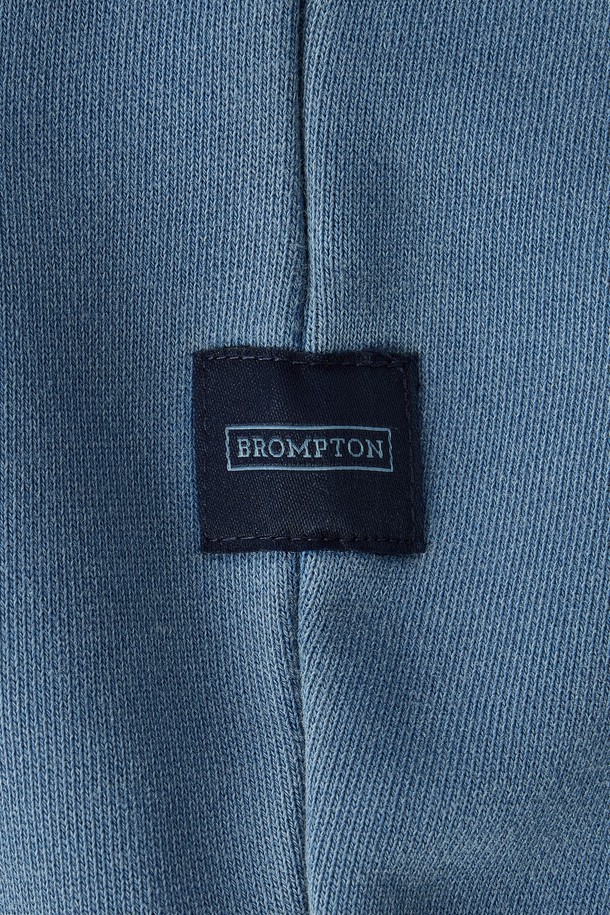 피그먼트 프린트 스웨트셔츠 - 블루는 캐주얼, 미니멀, 스트리트 스타일을 즐기는 분들을 위한 오버핏 스웨트셔츠입니다. 봄, 여름, 가을, 겨울 사계절 내내 활용 가능한 아이템으로, 일상생활에서 편안하게 착용할 수 있습니다. 래글런 숄더라인과 헤비 저지 원단으로 제작되어 편안한 착용감을 선사하며, 라운드넥 디자인으로 어떤 스타일에도 잘 어울립니다. 두꺼운 두께감과 피그먼트 프린트 디자인, 소매 포인트 라벨이 특징이며, 집콕룩, 겨울 데일리룩, 산책룩 등 다양한 TPO에 맞춰 스타일링할 수 있습니다.
