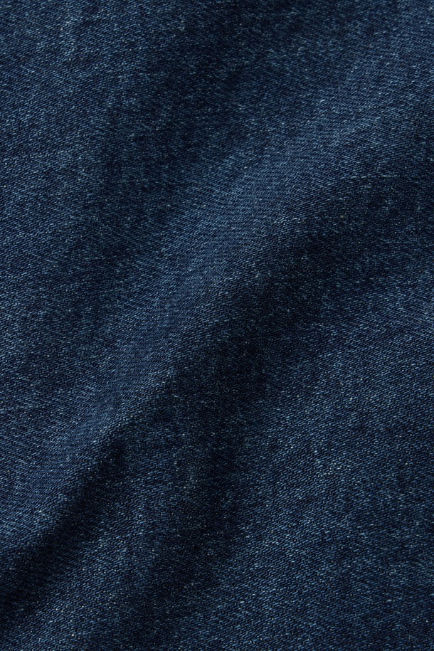 **칸디아니 데님 트라우저 - D/블루 (P253MDP462)**

칸디아니 데님 원단을 사용하여 제작된 데님 팬츠입니다. 가먼트 워싱 처리를 통해 자연스러운 색감과 부드러운 촉감을 선사합니다. 레귤러핏으로 편안한 착용감을 제공하며, 다양한 스타일링에 활용하기 좋습니다. 후면 안감과 포켓에 오렌지 컬러 1975 자수 디테일로 포인트를 더했습니다. 출근룩부터 데이트룩까지, 캐주얼하고 클래식한 스타일을 연출해보세요.
