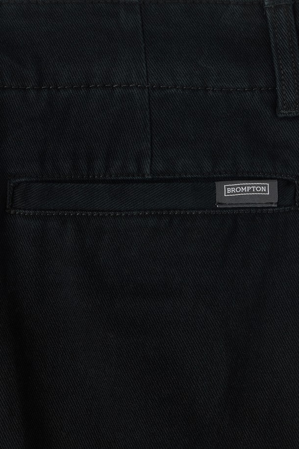 W 커브드 트라우저 - 블랙 (P253WPT402)는 일상에서 편안하게 착용하기 좋은 여성용 바지입니다. 밀도 높은 코튼 트윌 원단으로 제작되어 부드러운 촉감과 우수한 내구성을 자랑합니다. 캐주얼, 미니멀, 클래식 스타일을 모두 소화하며, 동네 마실룩이나 카페룩에 잘 어울립니다. 루즈핏의 텔렉스핏으로 볼륨감 있는 실루엣을 연출하며, 봄, 여름, 가을, 겨울 사계절 내내 활용 가능합니다. 블랙, 베이지, 브롬톤 세 가지 색상으로 출시되었습니다.
