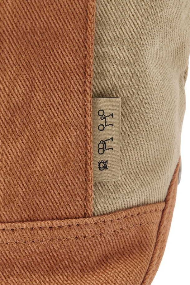 스몰 토트 백 - 베이지(P255ATO412)는 바이오 워싱 코튼 트윌 원단으로 제작되어 자연스러운 워싱 텍스처가 돋보이는 토트백입니다. 남성용으로, 베이지와 네이비 두 가지 컬러로 출시되었습니다. 가방 전면 자수 로고와 양쪽 바닥의 로고 메탈 스터드가 디자인 포인트이며, 2-way 사용이 가능해 크로스백 또는 토트백으로 활용할 수 있습니다. 스몰 사이즈의 사각형 디자인으로, 실용적인 수납공간과 넓은 개구부를 갖춰 데이트룩, 쇼핑룩, 동네 마실룩 등 다양한 TPO에 잘 어울립니다. 캐주얼, 미니멀, 클래식 스타일을 즐기는 분들께 추천합니다.
