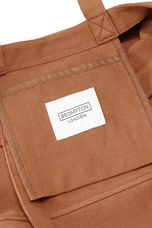 1975 로고 에코백 - ORANGE (P255ATO410)는 베이지와 오렌지 두 가지 색상으로 출시되었으며, 면과 폴리에스터 혼방 소재로 제작되어 부드러운 터치감과 뛰어난 내구성을 자랑합니다. 미디엄 사이즈의 사각 에코백으로, 로고 패턴과 D링 디자인이 돋보이며, 내부 텀블러 전용 포켓이 있어 수납 기능을 더했습니다. 일상생활에서 베이직하면서도 캐주얼한 스타일을 연출하기에 적합한, 바이오 워싱 처리된 남성용 에코백입니다.
