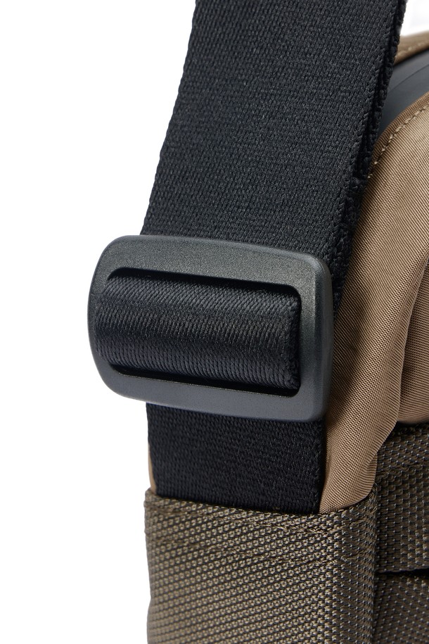 세련된 남성미를 더하는 6-쉐이프 링 디테일 크로스백 - 브라운 (P255ACR110)입니다. 미디엄 사이즈의 사각형 디자인으로, 나일론 소재를 사용하여 제작되었습니다. 숄더 스트랩과 지퍼형 잠금 방식으로 실용성을 높였으며, 6-쉐이프 링 디테일이 세련된 포인트를 더합니다. 미니멀, 시크, 클래식 스타일을 즐기는 남성분들께 출근룩, 비즈니스 캐주얼, 모임룩 등 다양한 TPO에 활용하기 좋습니다.
