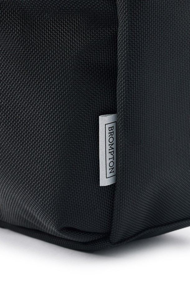 6-셰이프드 링 디테일 크로스 백 - 블랙 (P255ACR110)은 미니멀, 캐주얼, 시티보이 스타일을 위한 남성용 크로스백입니다. 나일론과 폴리에스테르 소재로 제작되어 튼튼하며, 여행룩과 출근룩에 모두 잘 어울립니다. 블랙 및 브라운 두 가지 색상으로 출시되었으며, 사각형 모양에 링 디테일이 포인트입니다. 컴팩트한 디자인으로 다수의 수납공간과 앞면 지퍼 포켓을 갖춰 실용성을 더했으며, 레이저 각인 로고와 오렌지색 바택으로 디자인의 완성도를 높였습니다. 6-셰이프드 링 디테일 크로스 백은 재귀 반사 기능을 통해 야간에도 안전하게 사용할 수 있으며, 지퍼형 잠금 방식으로 소지품을 안전하게 보호합니다.
