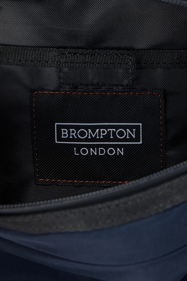 BIKE 웨이스트 백 - D/네이비 (P255ABB163)는 사이클, 바이크, 일상생활에서 활용하기 좋은 웨이스트 백입니다. 남성용으로, 네이비 컬러에 무지(무늬 없음) 디자인으로 제작되었습니다. 나일론과 폴리에스테르를 사용하여 내구성이 뛰어나며, 미디엄 사이즈의 사각 형태로 제작되었습니다. 방수, 재귀반사, 통기, 경량 기능을 갖춰 활동성을 높여주며, 에어 메쉬 등판과 사이드 메쉬 포켓, 흔들림 방지 스트랩, 물병 수납이 가능한 것이 특징입니다. 스포티, 미니멀, 캐주얼 스타일을 연출하며, 러닝룩과 여행룩에 매치하기 좋습니다.
