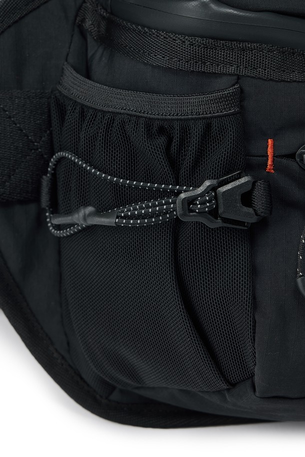 ## BIKE 웨이스트 백 - 블랙 (P255ABB163)

자전거, 일상, 아웃도어 활동에 적합한 남성용 웨이스트 백입니다. 블랙과 네이비 두 가지 색상으로 출시되었으며, 넉넉한 수납공간의 미디엄 사이즈입니다. 방수, 통기, 재귀반사 기능을 갖춘 나일론, 폴리에스테르 혼방 소재를 사용하여 제작되었습니다. 사각 형태에 메쉬 사이드 포켓, 에어메쉬 등판, 오렌지 바택 디테일, 물병 수납이 가능한 디자인으로 실용성을 더했습니다. 지퍼형 잠금 방식으로 소지품을 안전하게 보관할 수 있으며, 미니멀, 스포티한 스타일을 연출하기 좋습니다.
