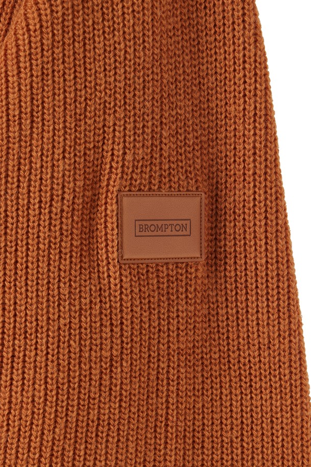 HOOD(후드) HYBRID(하이브리드) CARDIGAN(가디건) - ORANGE(오렌지) (P254UCD432)는 남성용 후드 하이브리드 가디건입니다. 오렌지 및 네이비 컬러로 출시되었으며, 나일론, 아크릴, 울, 폴리에스테르를 혼방하여 제작되었습니다. 울 소재의 탈부착 가능한 후드와 캐시미어 블렌딩으로 부드러운 촉감을 선사하며, 가을, 겨울철 일상 및 산책룩에 적합합니다. 레귤러핏의 긴소매 디자인으로, 무지 패턴과 중간 두께감으로 캐주얼하면서도 베이직한 스타일을 연출합니다. 보온 기능과 필링을 최소화하여 편안하게 착용할 수 있습니다.
