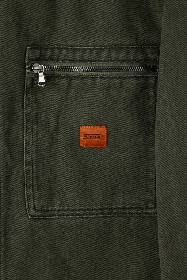 카키 색상의 DENIM ZIP-UP 재킷 (데님 집업 재킷)입니다. 남성용으로, 미니멀, 스트릿 스타일을 모두 소화할 수 있습니다. 봄, 여름, 가을, 겨울 사계절 내내 착용 가능하며, 데이트룩, 모임룩에 적합합니다. 세미 오버핏으로 편안하게 착용할 수 있으며, 2-WAY 지퍼와 가슴 지퍼 포켓 디테일이 특징입니다. 색 빠짐 방지 데님 원단과 등판 1975 자수, 매칭 데님 팬츠와 세트로 코디할 수 있습니다.
