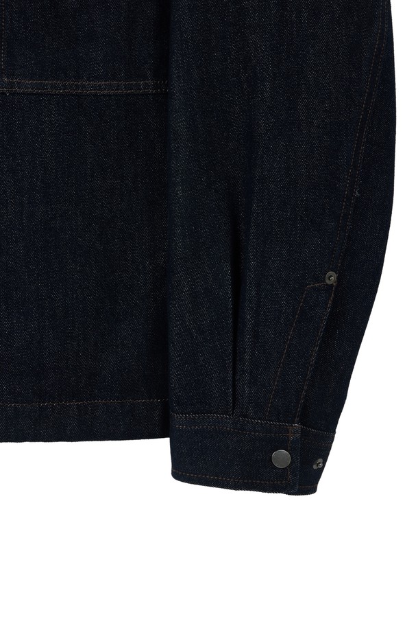 **데님 집업 재킷 - 인디고 (P253MJK461)**

남성용 데님 재킷입니다. 인디고와 카키 두 가지 색상으로 출시되었으며, 봄, 가을, 겨울 계절에 착용하기 좋습니다. 미니멀하고 캐주얼한 스타일을 연출할 수 있으며, 두꺼운 면 소재로 제작되어 뻣뻣한 촉감을 줍니다. 세미오버핏으로 편안하게 착용 가능하며, 긴 소매와 집업 여밈 방식을 갖추었습니다. 2-WAY 지퍼, 가슴 지퍼 포켓, 등판 1975 자수 장식이 특징이며, 매칭 데님 팬츠와 세트 연출도 가능합니다. 데이트룩 또는 겨울 데일리룩으로 활용하기 좋습니다.
