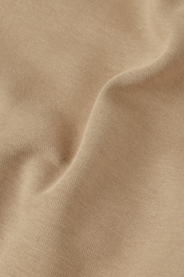 REFLECTIVE JERSEY HOOD - BEIGE (P253UHD162)는 스포티, 캐주얼, 고프코어 스타일을 아우르는 공용 후드 티셔츠입니다. 봄, 가을에 어울리는 중간 두께감의 오버핏으로, 일상 및 아웃도어 활동에 적합합니다. 베이지 및 네이비 컬러로 출시되었으며, 면, 폴리에스테르, 나일론, 폴리우레탄 혼방 소재로 제작되어 부드러운 촉감을 선사합니다. 자전거 핸들바 모양의 앞 포켓 디자인과 대비색상 후드 액센트, 리플렉티브 자수 디테일이 특징이며, 재귀반사 기능을 갖춰 야간에도 안전하게 착용할 수 있습니다. 산책, 캠핑, 가을 나들이룩에 활용하기 좋습니다.
