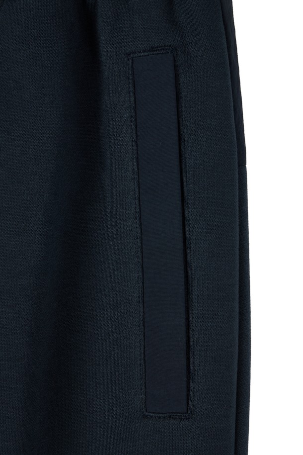 리플렉티브 저지 트라우저 - D/네이비 (P253UPT162)는 봄, 가을 시즌에 적합한 조거핏 긴 바지입니다. 면, 폴리에스터, 나일론 혼방 소재로 제작되어 탄탄한 촉감을 선사하며, 신축성이 있어 편안하게 착용 가능합니다. D/네이비 컬러의 무지 패턴에 루즈핏 디자인으로 스포티, 캐주얼, 미니멀 스타일을 연출합니다. 우븐 배색 포켓, 우븐 패치 디테일, 밑단 스트링, 자전거 자수 포켓, 신축성 허리밴딩 등의 디테일이 돋보이는 제품입니다. 일상, 사이클, 동네 마실룩, 여행룩, 피트니스룩 등 다양한 TPO에 활용할 수 있습니다.
