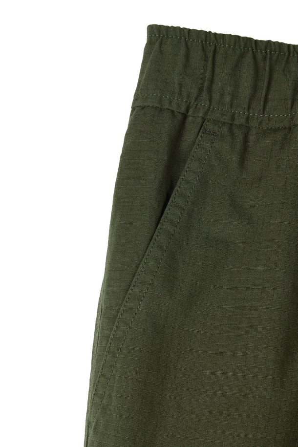 코튼 립스탑 밴딩 트라우저 - 카키 (P253MPT402)는 워크샵룩과 캠핑룩에 잘 어울리는 캐주얼 스타일의 와이드핏 긴바지입니다. 고밀도 코튼 혼방 소재와 내구성이 좋은 립스탑 원단을 사용하여 봄, 여름, 가을, 겨울 사계절 모두 착용 가능합니다. 밴딩 처리로 편안한 착용감을 제공하며, 허리와 밑단 조절이 가능하여 활동성을 높였습니다. 원턱 디자인으로 캐주얼하면서도 미니멀한 분위기를 연출합니다.
