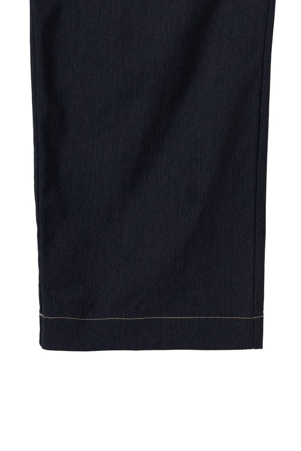 W 데님 라이크 트라우저 - 네이비 (P252WPT180)는 편안한 착용감의 여성용 긴 바지입니다. 캐주얼하고 미니멀한 스타일로 일상생활과 동네 마실룩, 여행룩에 적합합니다. 릴랙스핏으로 제작되었으며, 얇은 두께감과 흡습, 냉감 기능이 여름, 가을, 겨울 시즌에 활용하기 좋습니다. 나일론, 폴리에스테르, 폴리우레탄 혼방 소재로 제작되었으며, 허리 드로우스트링과 앞뒤 패치 포켓, 콘트라스트 스티치 디테일이 특징입니다. 뒷면 아우터 포켓에는 리플렉티브 프린트가 적용되어 실용성을 더했습니다.
