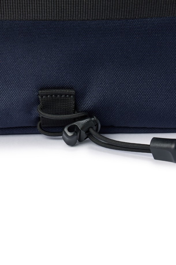 바이시클 미니백 - D/네이비 (P255ABB150)는 남성을 위한 미니 사이즈 가방입니다. 네이비 컬러의 폴리에스터와 나일론 소재로 제작되었으며, 로고 패턴과 반사 프린트 디자인이 특징입니다. 방수 기능과 패커블 디자인으로 실용성을 더했으며, 사이즈 조절이 가능합니다. 메쉬 소재 보강, 후면 지퍼, 가슴 벨트, 내부 수납 포켓, 프론트 브롬톤 로고가 돋보이며, 지퍼형 잠금 방식으로 내용물을 안전하게 보호합니다. 바이크 및 일상 용도로 사용하기 좋으며, 리플렉티브 프린트 적용으로 야간 시인성을 높였습니다.
