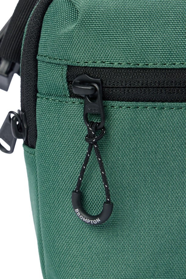 BICYCLE 미니백 - 그린 (P255ABB150)은 남녀 모두 착용 가능한 미니백입니다. 가볍고 얇은 두께감의 나일론과 폴리에스터 혼방 소재로 제작되었으며, 사각형 디자인에 무지 패턴으로 미니멀한 스타일을 연출합니다. 전면 포켓과 후면 관통 지퍼, 메쉬 소재 보강, 체스트 벨트 등의 실용적인 기능성을 갖추었습니다. 야외 활동, 데일리, 액티브 활동에 적합하며, 여행룩 연출에도 활용하기 좋습니다. 봄, 여름, 가을, 겨울 사계절 모두 착용 가능합니다.
