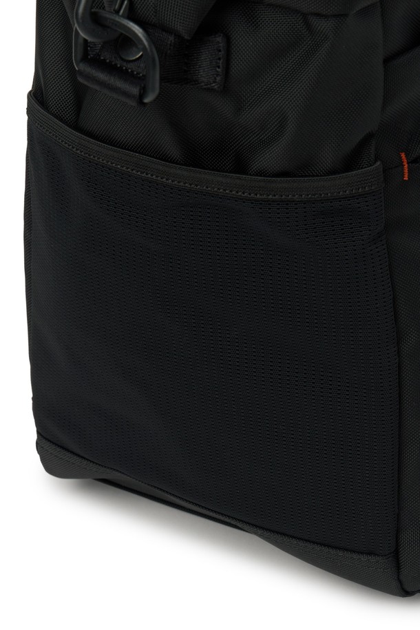 브롬톤 트래블 백 (BROMPTON TRAVEL BAG) - 블랙 (P255ABB151)은 일상과 레저, 자전거 활동에 모두 적합한 가방입니다. 블랙과 그레이 컬러, 미디엄 사이즈로 출시되었으며, 나일론과 폴리에스테르 소재를 사용하여 내구성이 뛰어납니다. 사각 모양에 브롬톤 로고 버클과 오렌지 라벨 포인트가 돋보이며, 벨크로형 잠금 방식으로 편리하게 사용할 수 있습니다. 15.7L의 넉넉한 볼륨으로 헬멧 수납이 가능하며, 크로스백과 토트백으로 활용 가능한 실용적인 디자인입니다.
