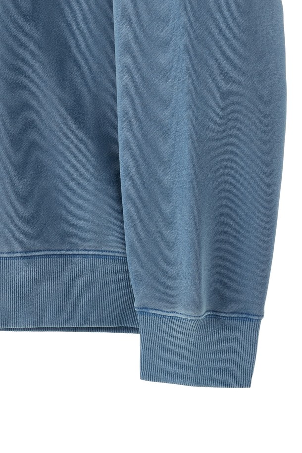 피그먼트 프린트 스웨트셔츠 - 블루는 캐주얼, 미니멀, 스트리트 스타일을 즐기는 분들을 위한 오버핏 스웨트셔츠입니다. 봄, 여름, 가을, 겨울 사계절 내내 활용 가능한 아이템으로, 일상생활에서 편안하게 착용할 수 있습니다. 래글런 숄더라인과 헤비 저지 원단으로 제작되어 편안한 착용감을 선사하며, 라운드넥 디자인으로 어떤 스타일에도 잘 어울립니다. 두꺼운 두께감과 피그먼트 프린트 디자인, 소매 포인트 라벨이 특징이며, 집콕룩, 겨울 데일리룩, 산책룩 등 다양한 TPO에 맞춰 스타일링할 수 있습니다.
