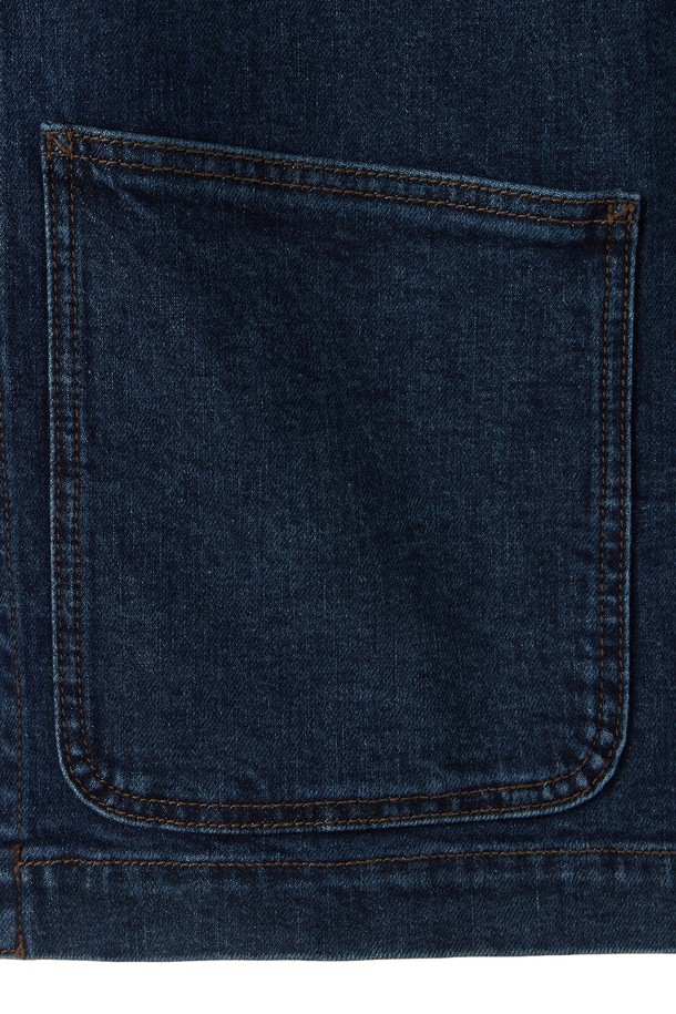 CANDIANI 데님 재킷 - D/BLUE(P253MJK462)는 세미 오버핏으로 제작된 공용 데님 재킷입니다. 약간 두꺼운 두께감의 면 99%, 폴리우레탄 1% 혼방 소재로 제작되어 봄, 가을, 겨울 다양한 계절에 활용 가능합니다. 디블루 컬러의 무지 디자인으로 캐주얼, 워크웨어 스타일 연출에 용이하며, 비대칭 포켓, 오렌지 컬러 1975 자수 포인트, 커버올 자켓 스타일이 특징입니다. 캠톤 버튼에 브랜드 로고가 각인되었으며, 프리미엄 칸디아니 원단을 사용하여 제작되었습니다. 데일리룩, 산책룩, 여행룩 등 다양한 TPO에 활용하기 좋은 아이템입니다.
