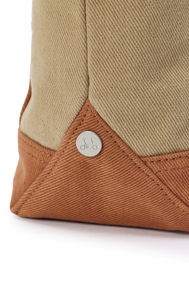 스몰 토트 백 - 베이지(P255ATO412)는 바이오 워싱 코튼 트윌 원단으로 제작되어 자연스러운 워싱 텍스처가 돋보이는 토트백입니다. 남성용으로, 베이지와 네이비 두 가지 컬러로 출시되었습니다. 가방 전면 자수 로고와 양쪽 바닥의 로고 메탈 스터드가 디자인 포인트이며, 2-way 사용이 가능해 크로스백 또는 토트백으로 활용할 수 있습니다. 스몰 사이즈의 사각형 디자인으로, 실용적인 수납공간과 넓은 개구부를 갖춰 데이트룩, 쇼핑룩, 동네 마실룩 등 다양한 TPO에 잘 어울립니다. 캐주얼, 미니멀, 클래식 스타일을 즐기는 분들께 추천합니다.
