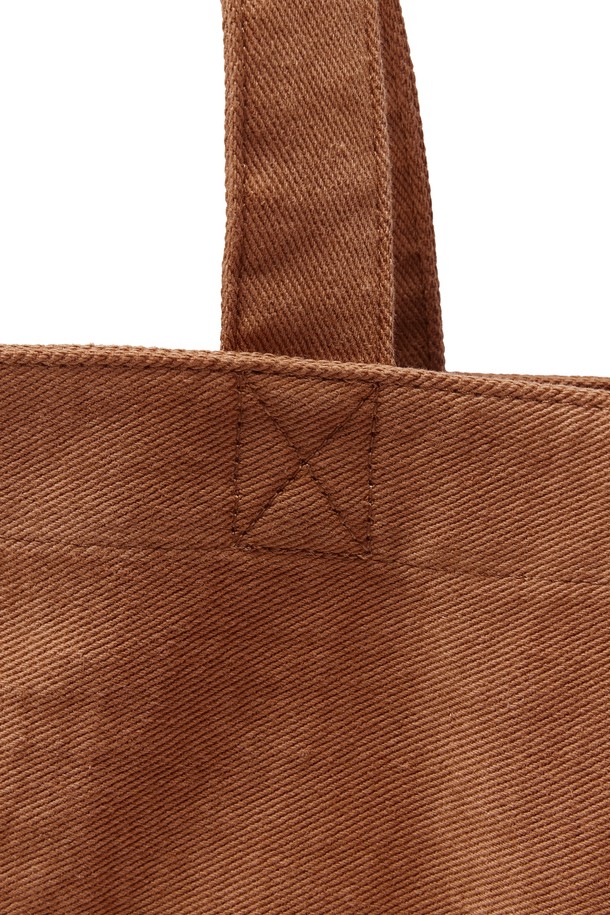 1975 로고 에코백 - ORANGE (P255ATO410)는 베이지와 오렌지 두 가지 색상으로 출시되었으며, 면과 폴리에스터 혼방 소재로 제작되어 부드러운 터치감과 뛰어난 내구성을 자랑합니다. 미디엄 사이즈의 사각 에코백으로, 로고 패턴과 D링 디자인이 돋보이며, 내부 텀블러 전용 포켓이 있어 수납 기능을 더했습니다. 일상생활에서 베이직하면서도 캐주얼한 스타일을 연출하기에 적합한, 바이오 워싱 처리된 남성용 에코백입니다.
