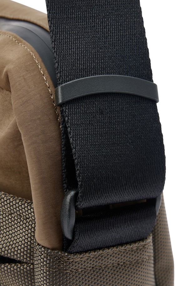 세련된 남성미를 더하는 6-쉐이프 링 디테일 크로스백 - 브라운 (P255ACR110)입니다. 미디엄 사이즈의 사각형 디자인으로, 나일론 소재를 사용하여 제작되었습니다. 숄더 스트랩과 지퍼형 잠금 방식으로 실용성을 높였으며, 6-쉐이프 링 디테일이 세련된 포인트를 더합니다. 미니멀, 시크, 클래식 스타일을 즐기는 남성분들께 출근룩, 비즈니스 캐주얼, 모임룩 등 다양한 TPO에 활용하기 좋습니다.
