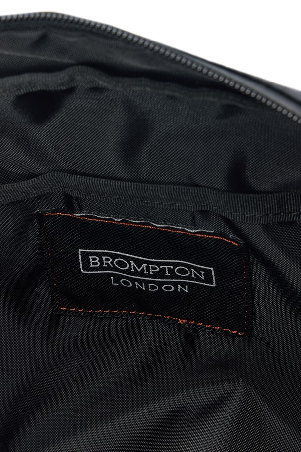 6-셰이프드 링 디테일 크로스 백 - 블랙 (P255ACR110)은 미니멀, 캐주얼, 시티보이 스타일을 위한 남성용 크로스백입니다. 나일론과 폴리에스테르 소재로 제작되어 튼튼하며, 여행룩과 출근룩에 모두 잘 어울립니다. 블랙 및 브라운 두 가지 색상으로 출시되었으며, 사각형 모양에 링 디테일이 포인트입니다. 컴팩트한 디자인으로 다수의 수납공간과 앞면 지퍼 포켓을 갖춰 실용성을 더했으며, 레이저 각인 로고와 오렌지색 바택으로 디자인의 완성도를 높였습니다. 6-셰이프드 링 디테일 크로스 백은 재귀 반사 기능을 통해 야간에도 안전하게 사용할 수 있으며, 지퍼형 잠금 방식으로 소지품을 안전하게 보호합니다.
