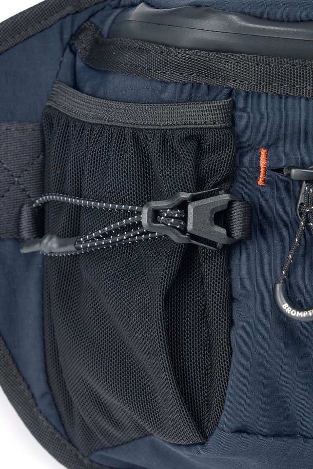 BIKE 웨이스트 백 - D/네이비 (P255ABB163)는 사이클, 바이크, 일상생활에서 활용하기 좋은 웨이스트 백입니다. 남성용으로, 네이비 컬러에 무지(무늬 없음) 디자인으로 제작되었습니다. 나일론과 폴리에스테르를 사용하여 내구성이 뛰어나며, 미디엄 사이즈의 사각 형태로 제작되었습니다. 방수, 재귀반사, 통기, 경량 기능을 갖춰 활동성을 높여주며, 에어 메쉬 등판과 사이드 메쉬 포켓, 흔들림 방지 스트랩, 물병 수납이 가능한 것이 특징입니다. 스포티, 미니멀, 캐주얼 스타일을 연출하며, 러닝룩과 여행룩에 매치하기 좋습니다.
