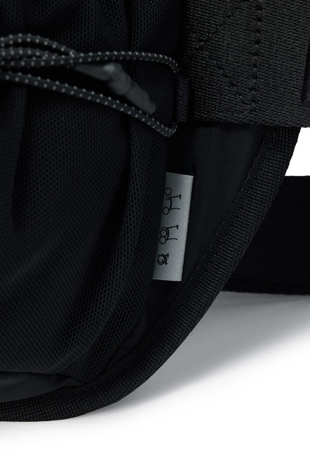 ## BIKE 웨이스트 백 - 블랙 (P255ABB163)

자전거, 일상, 아웃도어 활동에 적합한 남성용 웨이스트 백입니다. 블랙과 네이비 두 가지 색상으로 출시되었으며, 넉넉한 수납공간의 미디엄 사이즈입니다. 방수, 통기, 재귀반사 기능을 갖춘 나일론, 폴리에스테르 혼방 소재를 사용하여 제작되었습니다. 사각 형태에 메쉬 사이드 포켓, 에어메쉬 등판, 오렌지 바택 디테일, 물병 수납이 가능한 디자인으로 실용성을 더했습니다. 지퍼형 잠금 방식으로 소지품을 안전하게 보관할 수 있으며, 미니멀, 스포티한 스타일을 연출하기 좋습니다.
